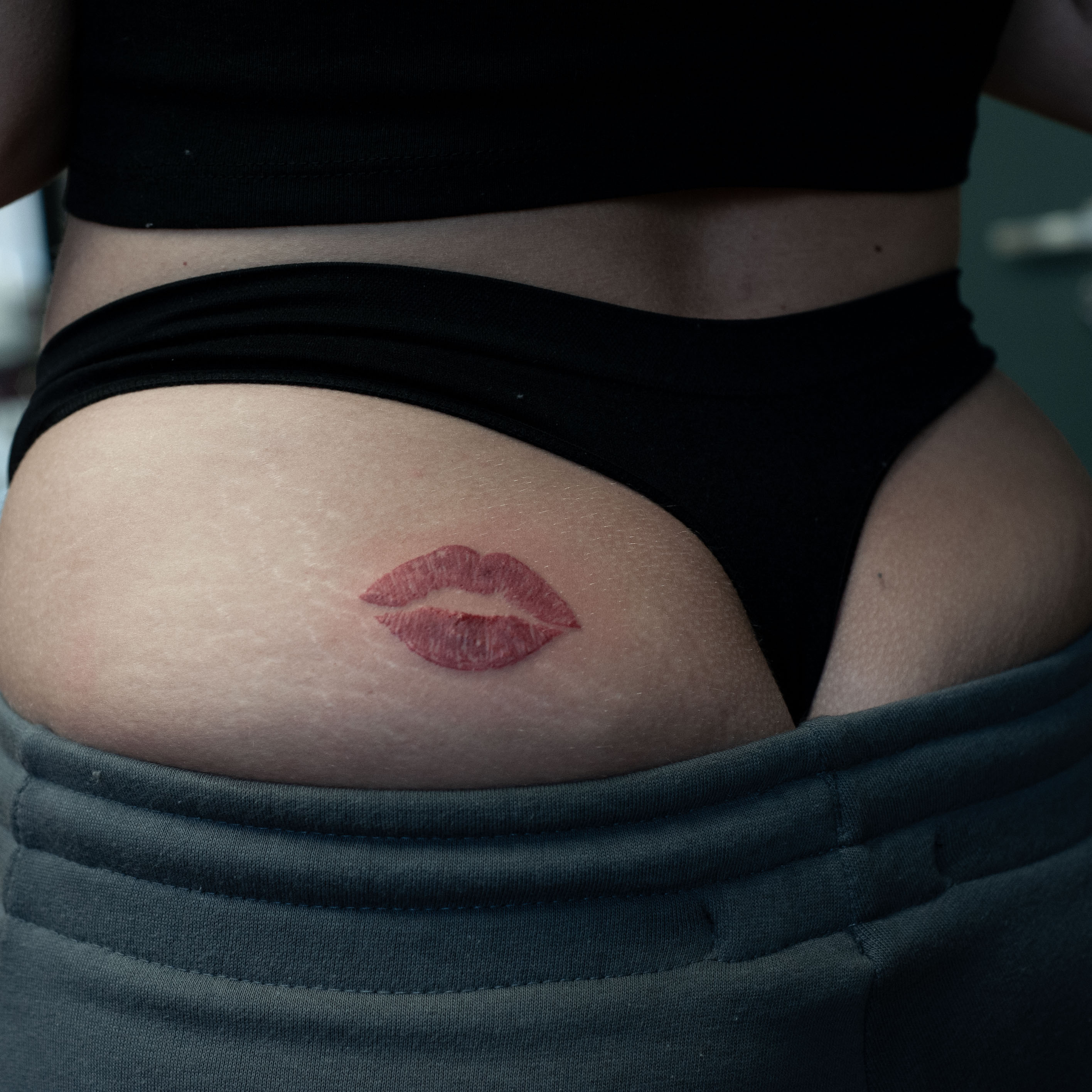 180423kissmyass